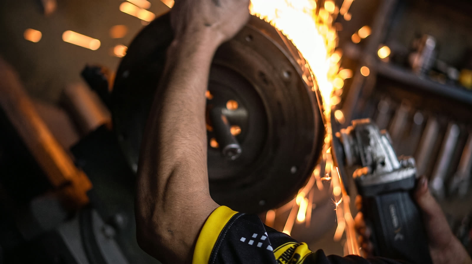 Mecânico da LL Embreagens retificando volante de motor durante a remanufatura da embreagem