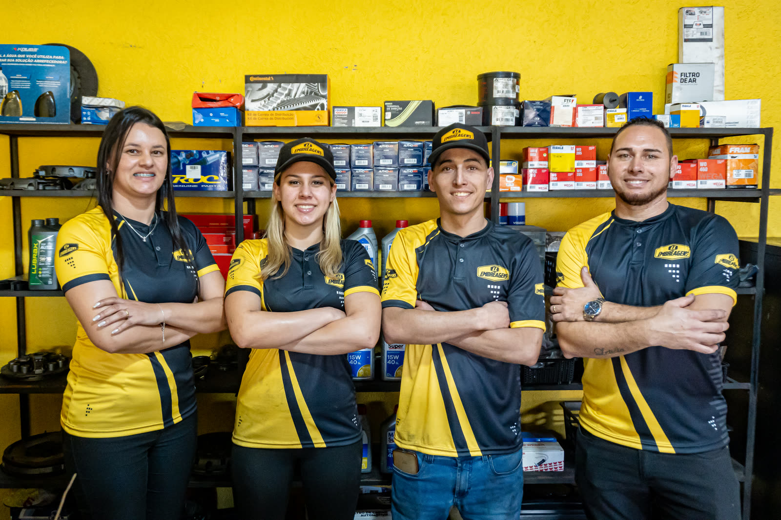 Equipe da LL Embreagens dentro da loja, no Atuba